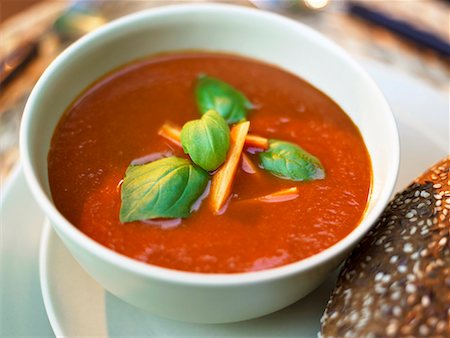 Creamed tomato soup with carrots and basil Foto de stock - Sin royalties Premium, Código: 659-01851638