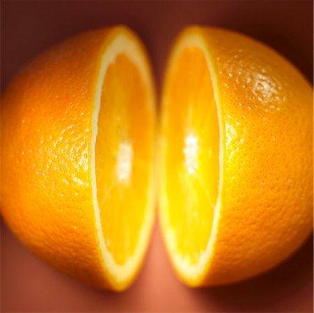 simsearch:659-03523633,k - Une orange coupée en deux Photographie de stock - Premium Libres de Droits, Code: 659-01851647