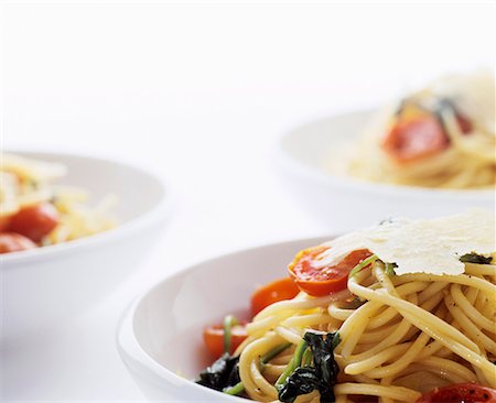 Spaghetti with spinach, cocktail tomatoes & Parmesan shavings Foto de stock - Sin royalties Premium, Código: 659-01851657