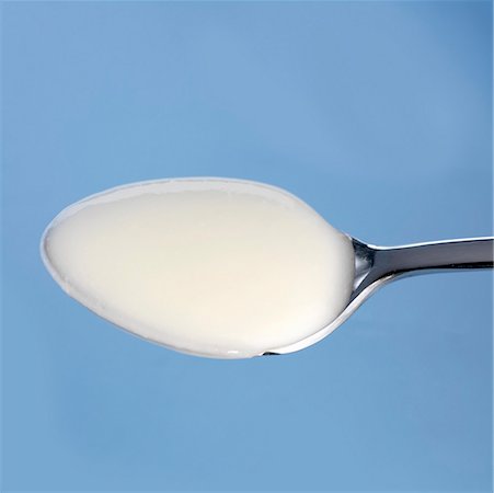 simsearch:659-03537241,k - Spoonful of natural yoghurt Foto de stock - Royalty Free Premium, Número: 659-01851653