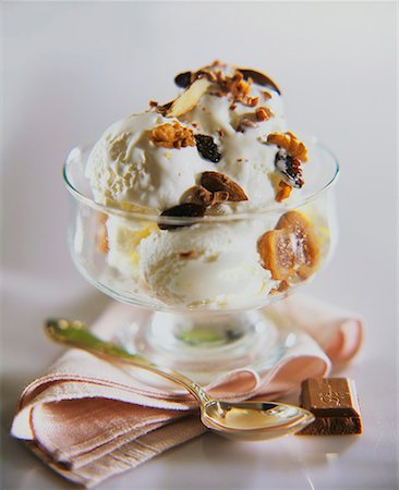 sundae - Vanilla ice cream with nuts and raisins in a sundae glass Stock Photo - Premium Royalty-Free, Code: 659-01851697