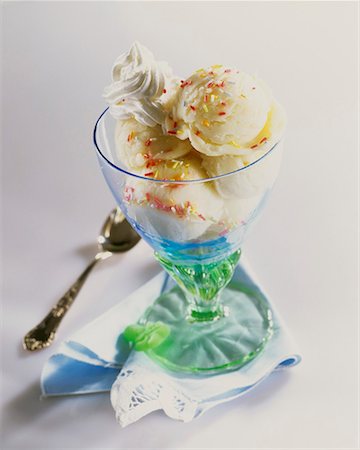 Vanilla ice cream with cream & sprinkles in a sundae glass Foto de stock - Sin royalties Premium, Código: 659-01851700