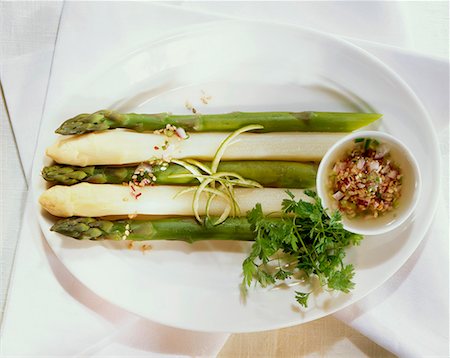 simsearch:659-01849805,k - Asparagus spears with lime vinaigrette Stock Photo - Premium Royalty-Free, Code: 659-01851755