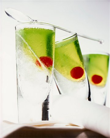 simsearch:659-01855109,k - Mint cocktail with crushed ice and cocktail cherry Foto de stock - Sin royalties Premium, Código: 659-01851751