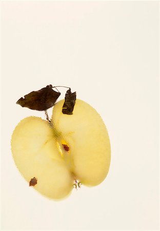 simsearch:659-03534338,k - Half an apple with leaf Foto de stock - Sin royalties Premium, Código: 659-01851771