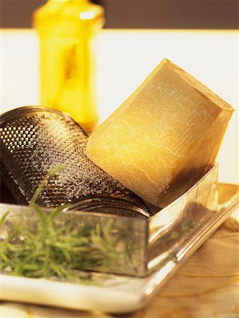 rallador de queso - Parmesan with cheese grater Foto de stock - Sin royalties Premium, Código: 659-01851788