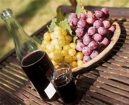 Still life with red grape juice and grapes Stock Photo - Premium Royalty-Free, Code: 659-01851805