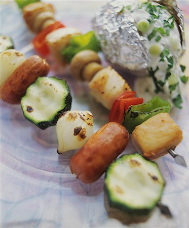 shashlik - Deux brochettes : saucisse & de légumes et de poulet & de légumes Photographie de stock - Premium Libres de Droits, Code: 659-01851808