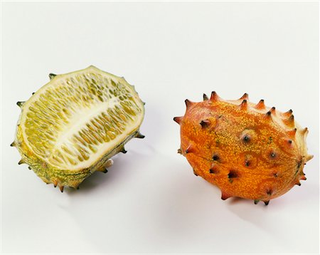 One whole kiwano beside a kiwano half Foto de stock - Sin royalties Premium, Código: 659-01851836