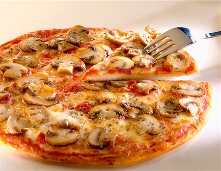 Mushroom pizza Foto de stock - Sin royalties Premium, Código: 659-01851865