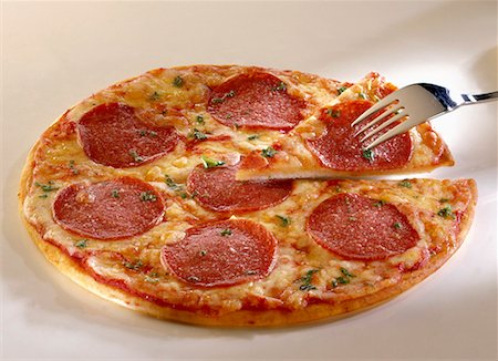 simsearch:659-01843465,k - Pizza salami Photographie de stock - Premium Libres de Droits, Code: 659-01851871