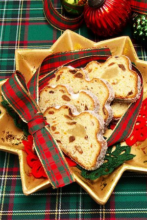 Marzipan stollen, cut up on a star-shaped plate Stock Photo - Premium Royalty-Free, Code: 659-01851898