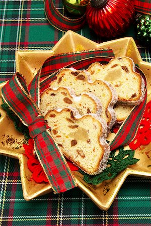 simsearch:659-01854493,k - Marzipan stollen, cut up on a star-shaped plate Foto de stock - Sin royalties Premium, Código: 659-01851898