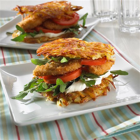 rosti - Gâteau de pommes de terre, fromage à pâte molle et burger au poulet Photographie de stock - Premium Libres de Droits, Code: 659-01851905