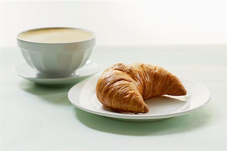 Milky coffee with a croissant Foto de stock - Sin royalties Premium, Código: 659-01851926