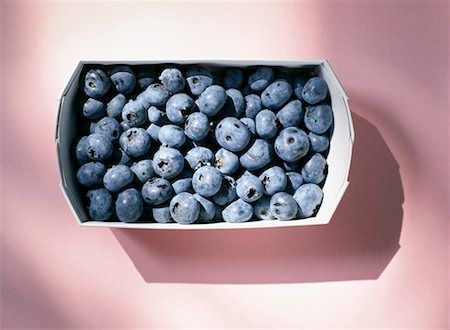 simsearch:659-03526764,k - Blueberries in a cardboard punnet Fotografie stock - Premium Royalty-Free, Codice: 659-01851954