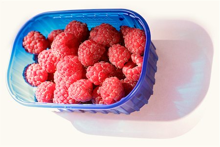 simsearch:659-03528720,k - Raspberries in a blue plastic container Stock Photo - Premium Royalty-Free, Code: 659-01851953
