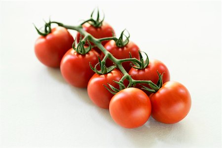 simsearch:659-01848974,k - A truss of tomatoes Foto de stock - Royalty Free Premium, Número: 659-01851974