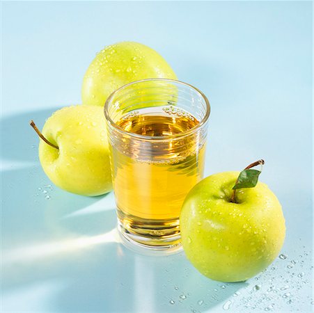 simsearch:659-01852044,k - A glass of apple juice with apples beside it Stock Photo - Premium Royalty-Free, Code: 659-01852033