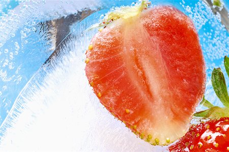 simsearch:659-03536022,k - Half a strawberry frozen in a block of ice Foto de stock - Sin royalties Premium, Código: 659-01852106