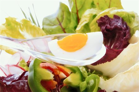 Hard-boiled egg as component of a healthy salad Foto de stock - Sin royalties Premium, Código: 659-01852107