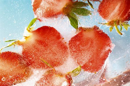 simsearch:659-03536022,k - Frozen strawberry halves in a block of ice Foto de stock - Sin royalties Premium, Código: 659-01852102