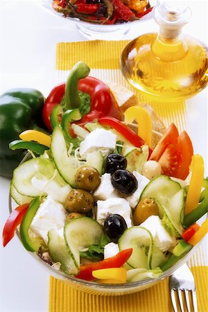 salad with dressing - Vegetable salad with pieces of feta cheese and olives Foto de stock - Sin royalties Premium, Código: 659-01852116