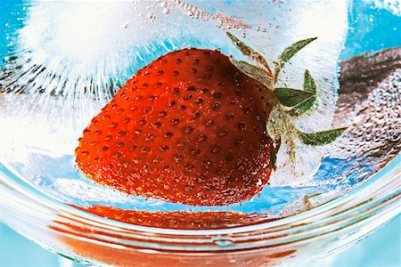 simsearch:659-03536022,k - Strawberry frozen in a block of ice Foto de stock - Sin royalties Premium, Código: 659-01852117