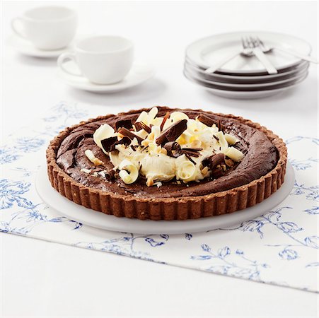 Chocolate tart with hazelnut base Foto de stock - Sin royalties Premium, Código: 659-01852192