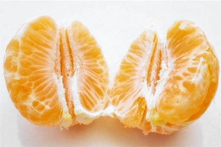 Peeled, halved clementine Foto de stock - Royalty Free Premium, Número: 659-01852257