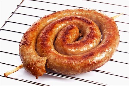 salsichão de porco - Coiled sausage on oven rack Foto de stock - Royalty Free Premium, Número: 659-01852272