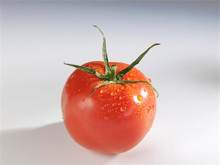 simsearch:659-03527368,k - Une tomate avec gouttes d'eau Photographie de stock - Premium Libres de Droits, Code: 659-01852294