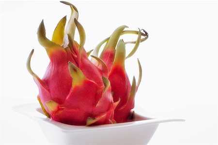 dragonfruit - Deux pitahayas dans un bol Photographie de stock - Premium Libres de Droits, Code: 659-01852392