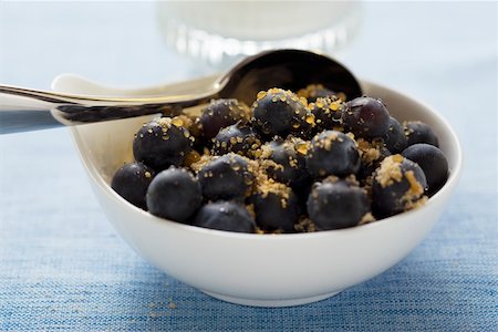 Bleuets saupoudrée de sucre de canne dans un bol Photographie de stock - Premium Libres de Droits, Code: 659-01852429