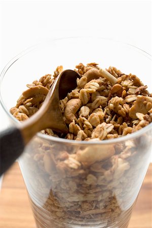 Muesli dans un verre avec une cuillère de bois Photographie de stock - Premium Libres de Droits, Code: 659-01852444