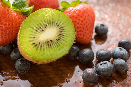 simsearch:659-01852416,k - Half a kiwi fruit, blueberries and strawberries Fotografie stock - Premium Royalty-Free, Codice: 659-01852464