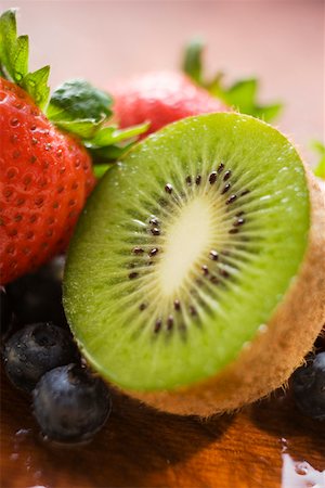 simsearch:659-01852416,k - Half a kiwi fruit, blueberries and strawberries Fotografie stock - Premium Royalty-Free, Codice: 659-01852465