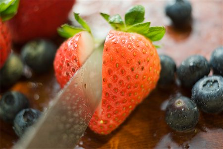 simsearch:659-01853129,k - Cutting a strawberry in half Stock Photo - Premium Royalty-Free, Code: 659-01852466