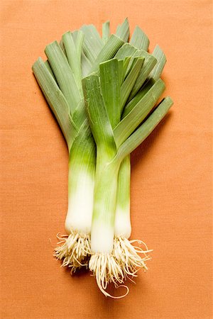 Three leeks on apricot-coloured fabric (2) Stock Photo - Premium Royalty-Free, Code: 659-01852474