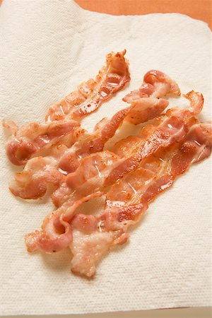 drain nobody - Slices of fried bacon on absorbent kitchen paper (2) Stock Photo - Premium Royalty-Free, Code: 659-01852483