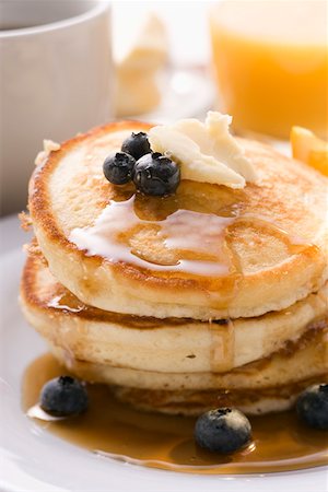 sciroppo - Pancakes with butter and blueberries for breakfast Fotografie stock - Premium Royalty-Free, Codice: 659-01852496