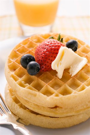 Gaufres avec du beurre et des petits fruits pour le petit déjeuner Photographie de stock - Premium Libres de Droits, Code: 659-01852498