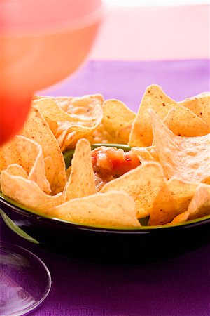 simsearch:659-03527100,k - Tortilla chips and salsa in a bowl, cocktail beside it Foto de stock - Sin royalties Premium, Código: 659-01852524