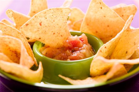 simsearch:659-03527100,k - Tortilla chip dipped in tomato salsa Foto de stock - Sin royalties Premium, Código: 659-01852526