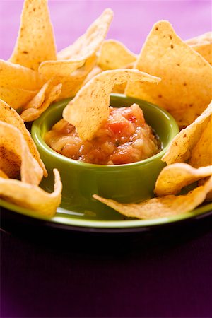 simsearch:659-03527100,k - Tortilla chip dipped in tomato salsa (2) Foto de stock - Sin royalties Premium, Código: 659-01852527