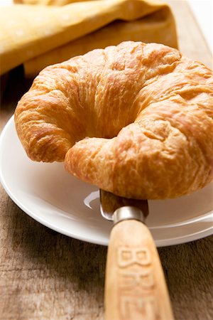 simsearch:659-01842374,k - Croissant with knife on plate Fotografie stock - Premium Royalty-Free, Codice: 659-01852538
