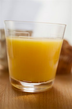 simsearch:659-03527195,k - Un verre de jus d'Orange Photographie de stock - Premium Libres de Droits, Code: 659-01852548