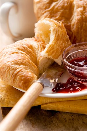 simsearch:659-01842374,k - Croissant with jam for breakfast Fotografie stock - Premium Royalty-Free, Codice: 659-01852540