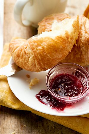 simsearch:659-01842374,k - Croissant with jam for breakfast Fotografie stock - Premium Royalty-Free, Codice: 659-01852541