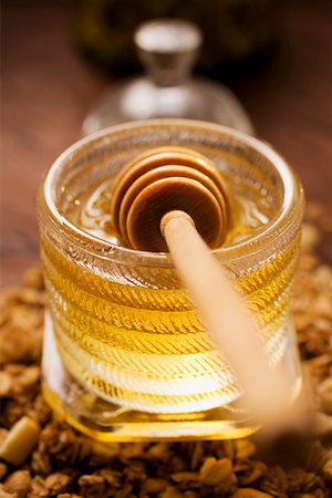 simsearch:659-01857882,k - Casserole de miel dans un pot de miel Photographie de stock - Premium Libres de Droits, Code: 659-01852569